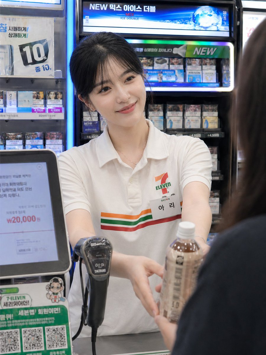 便利店收银员抓拍 - 2